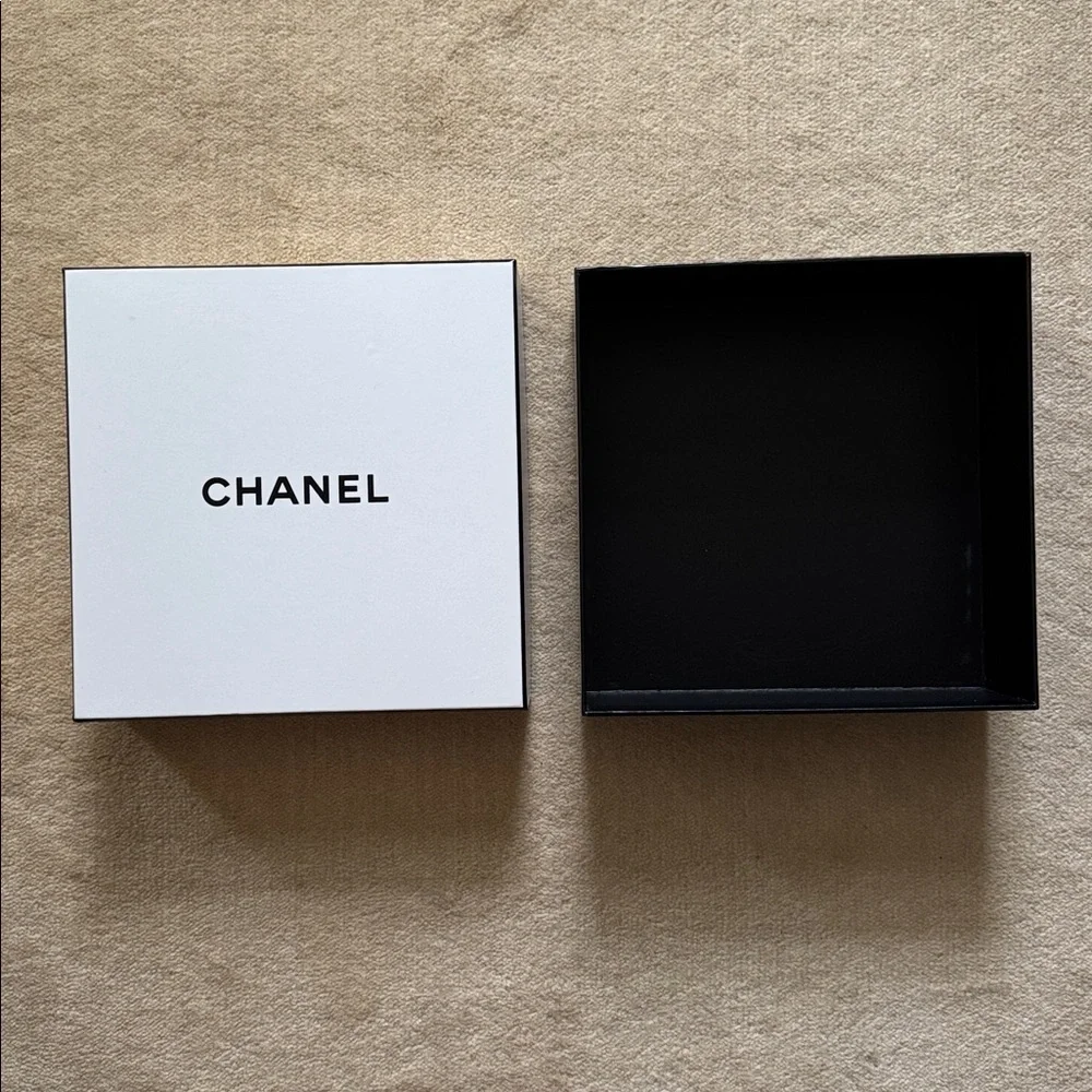 Chanel Box - Picture 2 of 2